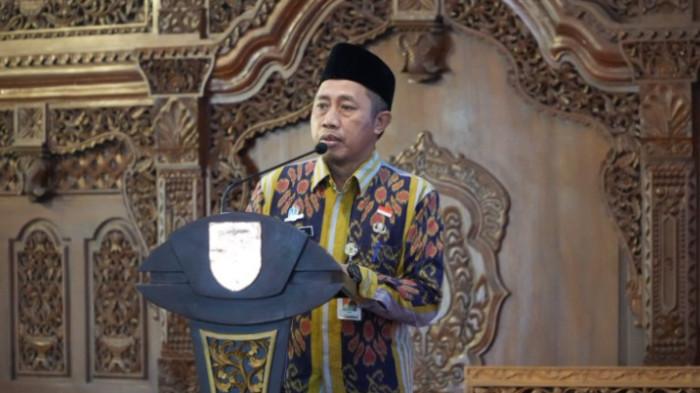 Staf Ahli Bidang Kemasyarakatan dan SDM Slamet membacakan sambutan Bupati Klaten Hamenang Wajar Ismoyo saat kegiatan Jambore Kader Posyandu Kabupaten Klaten Tahun 2025, Kamis (7/8/2025)