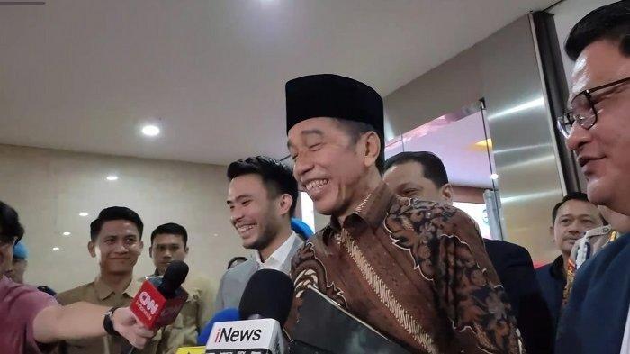 DUGAAN IJAZAH PALSU - Presiden RI ke-7, Joko Widodo (Jokowi) selesai diperiksa penyidik Bareskrim Polri terkait dugaan ijazah palsu pada Selasa (20/5/2025). Dalam hal ini, Jokowi tertawa saat diminta tunjukkan ijazah yang dia ambil dari polisi.