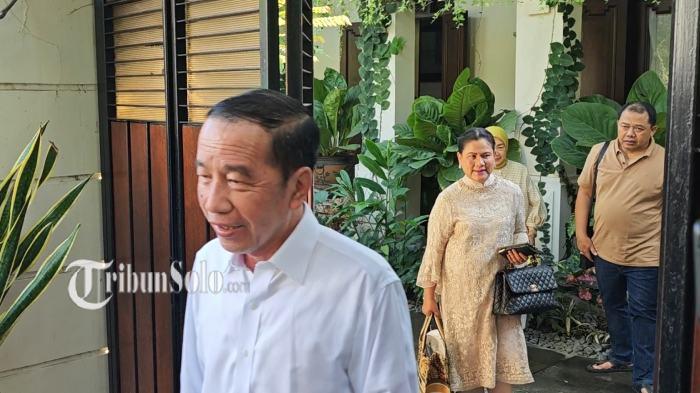 BERANGKAT REUNI. Mantan Presiden Jokowi berangkat dari kediaman sekitar pukul 09.08 bersama istrinya Iriana Jokowi.