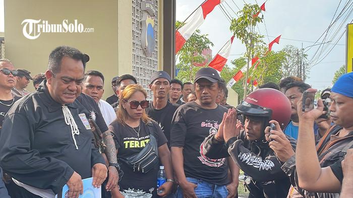 KECEWA - Ratusan anggota perguruan silat mendatangi Markas Kepolisian Resor (Polres) Sukoharjo pada Selasa (5/8/2025). Mereka kecewa lantaran tak bisa menemui Kapolres Sukoharjo dan tak ada perkembangan kasus penganiayaan dan pembakaran motor yang menimpa empat anggotanya di wilayah Kecamatan Baki, Kabupaten Sukoharjo pada Jumat 4 Juli 2025, dini hari.
