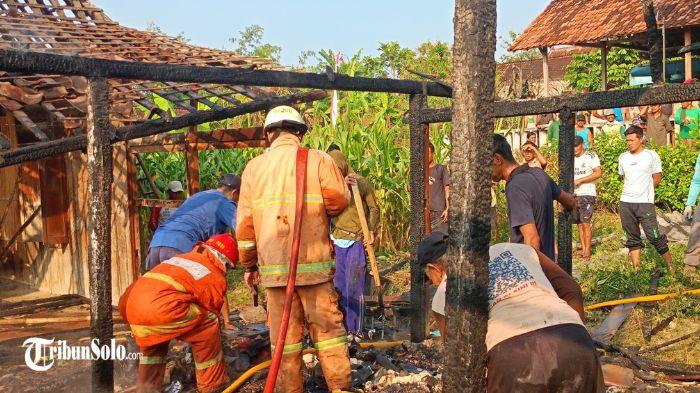 Kebakaran rumah milik warga Desa Galeh, Kecamatan Tangen