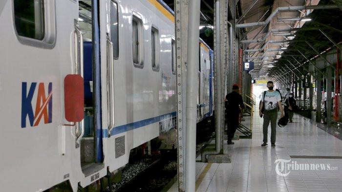 KERETA JARAK JAUH. Sejumlah penumpang Kereta Api jarak jauh sedang melakukan Rapid Test Antigen di Stasiun Semarang Tawang, Jumat (24/9/21). Manajer Humas KAI Daop 6 Yogyakarta, Feni Novida Saragih, membagikan tips agar perjalanan penumpang tetap nyaman dan menyenangkan.