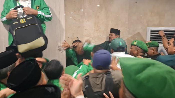 MUKTAMAR PPP - Keributan terjadi di area Muktamar PPP yang digelar di kawasan Ancol, Jakarta Utara, Sabtu (27/9/2025). Dualisme kepemimpinan terjadi dalam muktamar X Partai Persatuan Pembangunan ( PPP). Agus Suparmanto dan Mardiono sama-sama mengklaim terpilih secara aklamasi sebagai Ketua Umum PPP periode 2025-2030.
