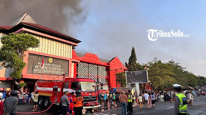 KEBAKARAN - Kondisi Pasar Kota Wonogiri saat proses pemadaman kebakaran, Selasa (7/10/2025). Proses pemadaman dan pendinginan kebakaran yang melahap ratusan kios di Pasar Kota Wonogiri akhirnya selesai menjelang sore.