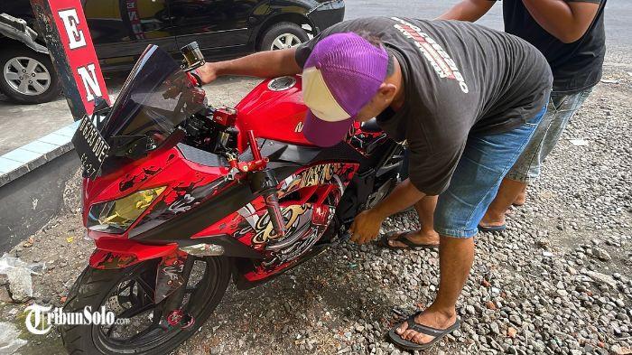 RUSAK - Kondisi kendaraan yang terlibat kecelakaan di Kartasura, Sukoharjo. Kecelakaan beruntun terjadi di Jalan Ahmad Yani, tepatnya di simpang empat lampu merah Gembongan, Kecamatan Kartasura, Kabupaten Sukoharjo, pada Jumat (31/10/2025) pagi.