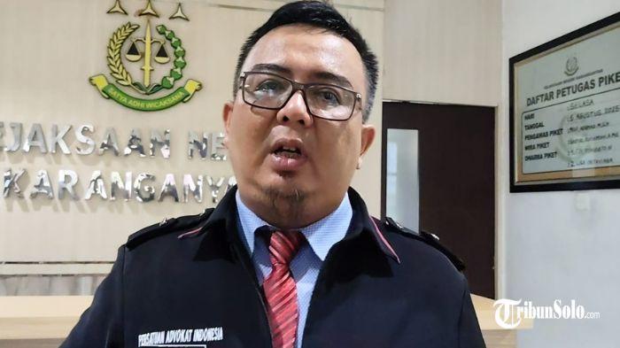 KASUS KORUPSI KIOS - Kuasa Hukum tersangka Dono Raharjo, A.Yusuf Ahmadi, di Kejari Karanganyar Selasa (5/8/2025). Ia menilai kliennya menjadi korban penipuan yang dilakukan Kepala Desa (Kades) Jaten.