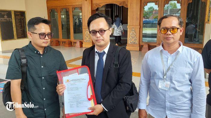ADUKAN KE POLISI - Kuasa hukum Oktandya Dwi Mahindrawarga, layangkan aduan ke Polresta Solo kepada seleb tiktok asal Gunung Kidul DIY atas dugaan penipuan, Kamis (2/10/2025) sore. AK, seleb tiktok asal Kabupaten Gunung Kidul DIY diadukan oleh warga Jebres Solo ke polisi atas dugaan penggelapan.