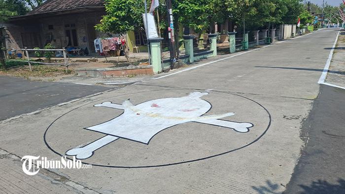 SUDAH DIHAPUS - Lokasi jalan di Kabupaten Sragen tempat pemuda menggambar karakter serial One Piece yang pada akhirnya diminta untuk dihapus, Senin (4/8/2025). Dihapusnya mural bajak laut dalam serial One Piece yang digambar di jalan di Desa Jurangjero, Kecamatan Karangmalang, Kabupaten Sragen itu disayangkan para pemuda pembuatnya.