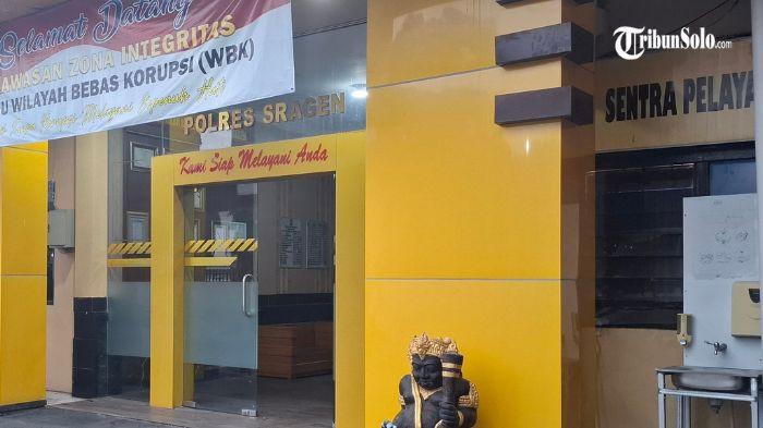 MAPOLRES SRAGEN - Lokasi lobi depan Mapolres Sragen, Selasa (30/9/2025). Viral di media sosial, emak-emak ngamuk dan siram Bahan Bakar Minyak (BBM) di Mapolres Sragen.