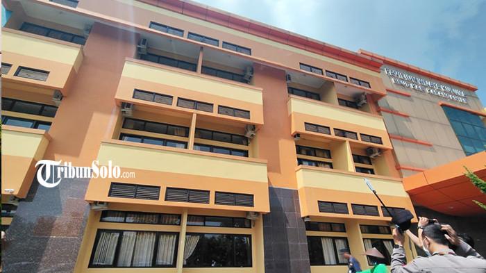 TEWAS PASCA LOMPAT - Lokasi pasien yang melompat dari kamar inap Wijaya Kusuma di lantai 3 RSUD Kartini Karanganyar, Rabu (15/10/2025). Pasien tersebut dinyatakan tewas setelah sempat dilarikan ke IGD.