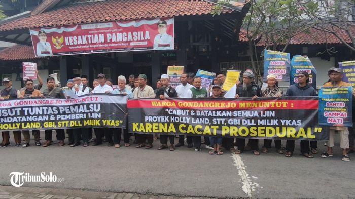 DATANGI KANTOR BUPATI - Masyarakat yang tergabung dalam Forum Umat Islam Gondangrejo Bersatu (FUIGB) menggeruduk kantor Bupati Karanganyar, Jum'at (3/10/2025). Mereka menggeruduk kantor Bupati Karanganyar untuk bertemu dengan Bupati Karanganyar Rober Christanto terkait tuntutannya soal penghentian pembangunan wisata rohani Holyland, gereja dan sekolah tinggi teologi (STT) di Desa Karangturi, Kecamatan Gondangrejo, Kabupaten Karanganyar.