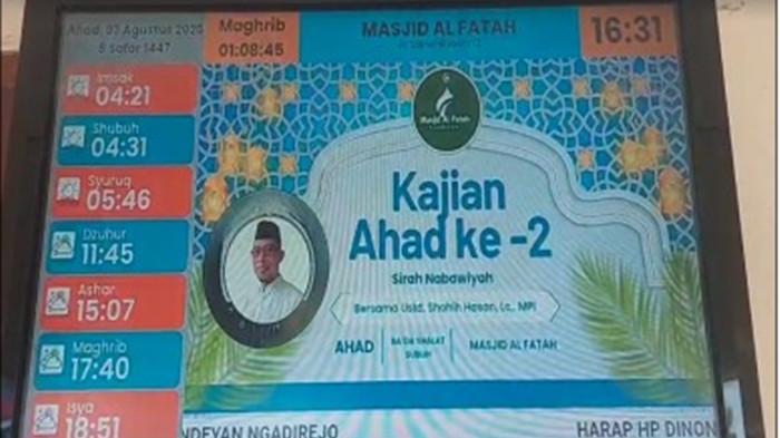 Monitor informasi kegiatan di Masjid Al Fatah Kartasura