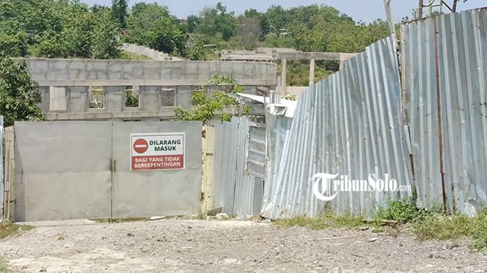 PROYEK HOLYLAND GONDANGREJO - Proyek wisata rohani Holyland di Desa Karangturi, Kecamatan Gondangrejo, Karanganyar, yang kini mangkrak, Senin (22/9/2025). Pembangunan ditunda sementara oleh Pemkab Karanganyar dengan SK Bupati Karanganyar Nomor 500.16.7/505/2025 yang ditandatangani 2 September 2025. Penundaan dilakukan sebagai respons terhadap keresahan masyarakat dan keberatan-fraksi DPRD karena izin yang dianggap bermasalah.