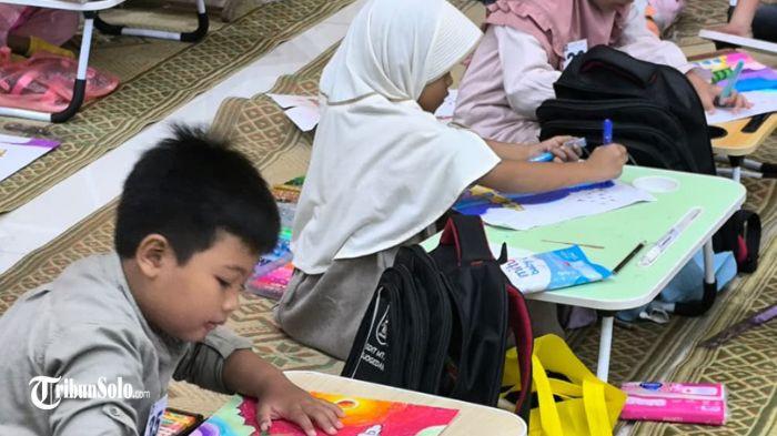 IIEF 2025 - Para santri cilik, unjuk gigi dalam lomba yang diadakan dalam event IIEF 2025 di di Edutorium UMS, Surakarta, Minggu (12/10/2025). Acara ini bertujuan menjadi wadah konsolidasi dan sinergi bagi seluruh pondok pesantren, sekolah Islam, dan perguruan tinggi, baik nasional maupun internasional.