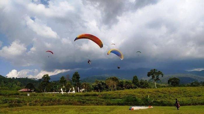 WISATA KARANGANYAR - Paralayang di Kemuning, Karanganyar berlokasi di Desa Segorogunung, Kecamatan Ngargoyoso, Kabupaten Karanganyar, Jawa Tenga