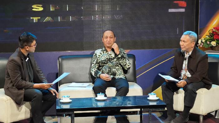 BAHAS SELEKSI TERBUKA. Panitia Seleksi JPT Pratama, Budi Yulistianto dan Kabid Mutasi dan Promosi Yulian Andri Cahyadi saat talkshow di sebuah stasiun televisi swasta.Pemerintah Kota Solo menggelar seleksi terbuka untuk mengisi 7 jabatan setara eselon 2 dari kepala dinas hingga kepala badan. Panitia Seleksi JPT Pratama, Budi Yulistianto mengungkapkan kesempatan emas promosi jabatan ini terbuka bagi eselon 3 di Pemerintah Kota Solo maupun wilayah lain.