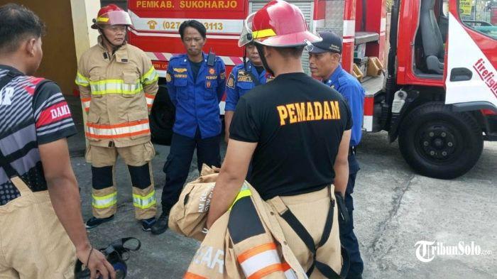 BALA BANTUAN - Pemadam Kebakaran (Damkar) Sukoharjo mengirimkan bantuan unit ke pasar Wonogiri kota pada Senin (6/10/2025). Besarnya api, membuat pemadam kebakaran wonogiri sempat kuwalahan dan harus mendapat bantuan damkar dari Solo Raya.