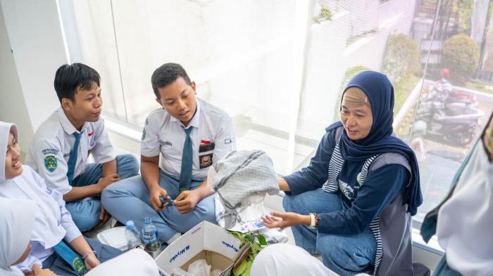 Pemberian materi tentang decluttering