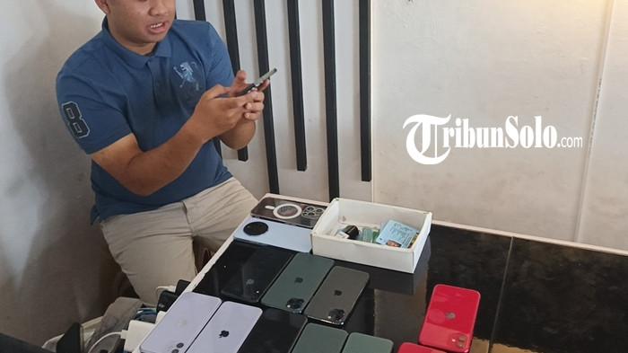 PERSEWAAN IPHONE - Gery Setiawan pemilik Pusat Sewa ID Boyolali saat melayani customer, Senin (4/7/2025).