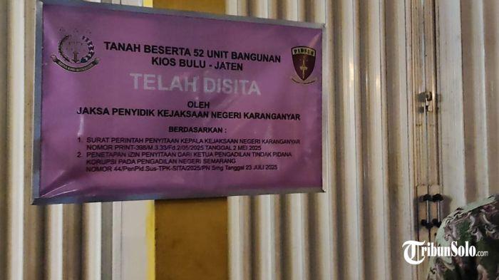 DISITA - Penampakan papan sita Kejaksaan Negeri (Kejari) Karanganyar dipasang di halaman kios yang berdiri di atas aset milik Desa Jaten, Kecamatan Jaten, Kabupaten Karanganyar, Senin (4/8/2025). Kejari Karanganyar menyita 52 kios yang berdiri di atas aset milik Desa Jaten.