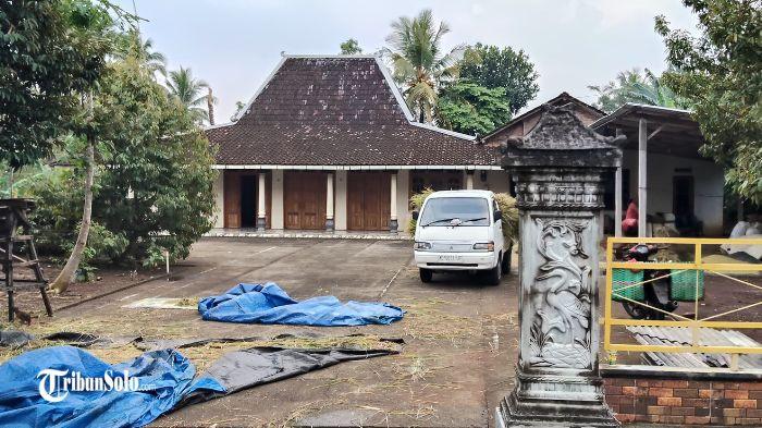 RUMAH TARMAN - Penampakan rumah mantan istri Mbah Karman di Dusun Talang, Desa Ngepungsari, Kecamatan Jatipuro, Kabupaten Karanganyar, Jumat (10/10/2025). Viral di media sosial Mbah Karman, pria berusia 74 tahun menikahi wanita muda berusia 24 tahun asal Kabupaten Pacitan, Jawa Timur, dengan mahar seperangkat alat shalat dan cek senilai Rp 3 miliar viral di media sosial.
