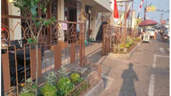 Penataan taman di Masjid Al Fatah Kartasura, Sukoharjo, Jawa Tengah w