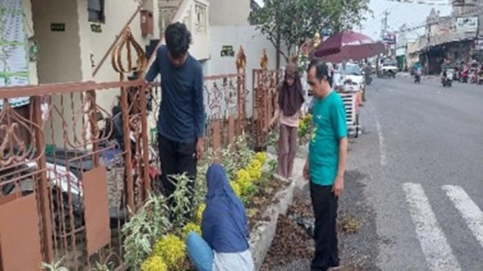 Penataan taman di Masjid Al Fatah Kartasura, Sukoharjo, Jawa Tengah.
