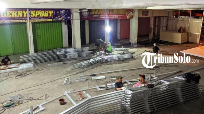 PASAR DARURAT - Pengerjaan pasar darurat pasca kebakaran Pasar Kota Wonogiri, mulai dilakukan sejak kemarin Jumat (10/10/2025). Akan ada 749 pedagang los dan kios yang menempati pasar darurat.