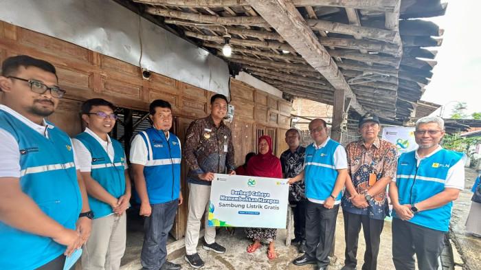 Penyalaan dan pemberian bantuan secara simbolis di rumah Ngadinem.