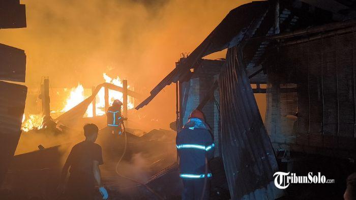 Peristiwa kebakaran tempat usaha kerajinan kayu, diduga terjadi akibat putung rokok.