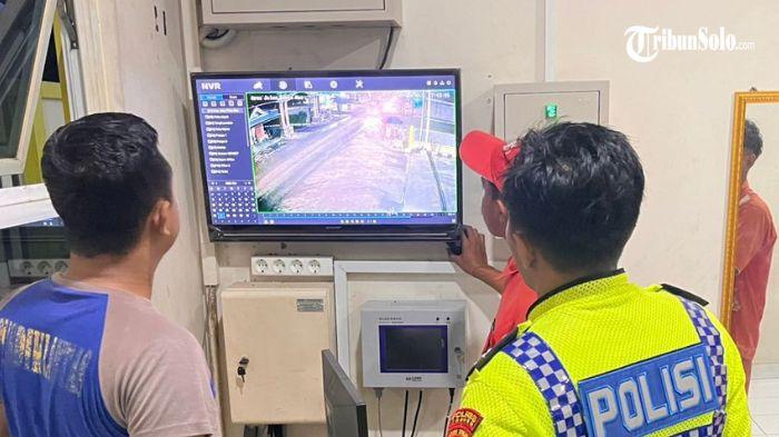 CEK CCTV - Polisi cek rekaman CCTV mengungkap pelaku tabrak lari di Jalan Gedongan-Pungsari, Desa Gedongan, Kecamatan Plupuh, Kabupaten Sragen, Selasa (28/10/2025). Pelaku tabrak lari di Jalan Gedongan-Pungsari, Desa Gedongan, Kecamatan Plupuh, Kabupaten Sragen akhirnya ditangkap.