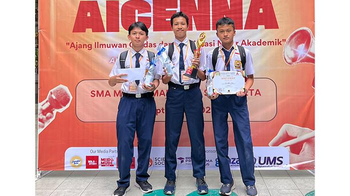 PRESTASI MEMBANGGAKAN. Perwakilan siswa SMP ABBS Surakarta berhasil meraih juara III pada cabang Olimpiade Matematika di perlombaan Ajang Ilmuwan Cerdas dan Eksplorasi Nalar Akademik tingkat Kota Surakara yang digelar oleh SMA Muhammadiyah 1 Surakarta, pada Sabtu (13/9/2025).