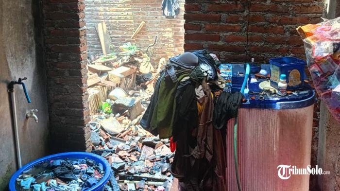 PEMADAMAN API - Proses pemadaman rumah warga Kelurahan Kroyo, Kecamatan Karangmalang, Kabupaten Sragen yang terbakar, Kamis (9/10/2025). Kebakaran terjadi pada saat rumah baru saja ditinggal pergi pemilik rumah pergi bekerja.