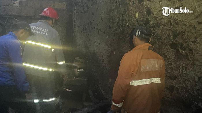 Proses pemadaman tiga rumah terbakar di Dusun Nglurah
