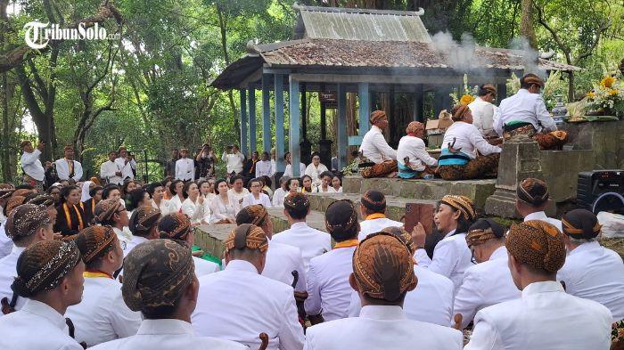 TRADISI MAHESA LAWUNG - Prosesi ritual Mahesa Lawung Keraton Surakarta Hadiningrat pada Senin (20/10/2025). Tradisi ini sudah berjalan sejak awal berdirinya Mataram Islam atau bahkan sudah ada jauh sebelumnya.