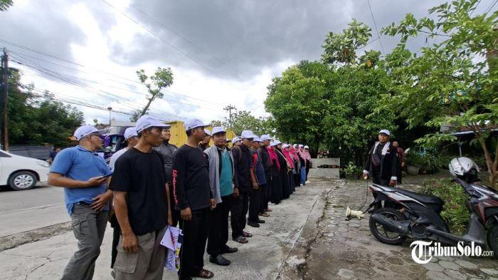TUNTUT HAK - Puluhan guru madrasah dari Kabupaten Karanganyar yang berada di bawah naungan Kementerian Agama (Kemenag) RI berangkat ke Jakarta pada Rabu (29/10/2025). Mereka akan mengikuti aksi damai di Istana Negara untuk menyuarakan tuntutan agar diberi kesempatan mengikuti seleksi Pegawai Pemerintah dengan Perjanjian Kerja (PPPK).