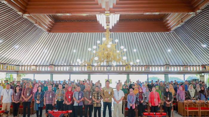 Rapat koordinasi bupati hamenang