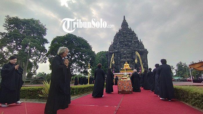 Ritual San Bu Yi Bai atau 3 langkah Namaskara dilakukan umat budha dalam perayaan hari raya waisak 2568 BE/2024 di Candi Sojiwan, Desa Kebondalem Kidul, Kecamatan Prambanan, Kabupaten Klaten, Kamis (23/5/2024).