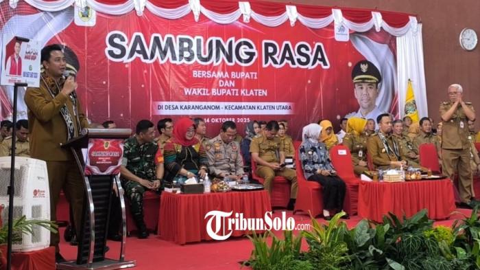 SERAP ASPIRASI - Bupati Klaten Hamenang Wajar Ismoyo dan Wabup Benny, saat tanya jawab dengan masyarakat dalam Sambung Rasa Desa Karanganom, Kecamatan Klaten Utara, Selasa (13/10/2025).