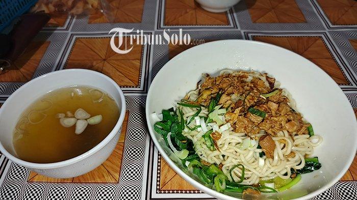 Seporsi mie ayam di mie Gemari, Kartasura.