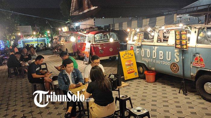Suasana Food Truck di depan Pasar Triwindu.