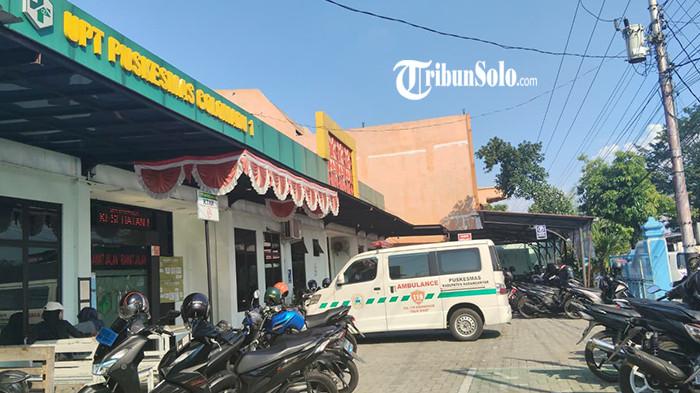 PUSKESMAS COLOMADU - Suasana Puskesmas Colomadu 1, pasca didatangi belasan siswa SMPN 1 Colomadu, Karanganyar, Senin (13/10/2025). Belasan siswa SMPN 1 Colomadu itu diduga mengalami gejala keracunan pasca mengonsumsi MBG yang disajikan yaitu nasi ayam katsu dengan kentang dan kacang polong. Pihak sekolah kemudian melarikannya ke Puskesmas Colomadu 1.