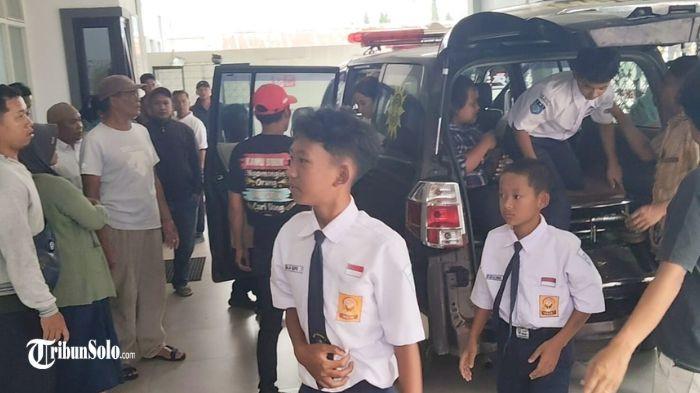 DUGAAN KERACUNAN - Suasana Puskesmas Tawangmangu yang didatangi pelajar yang mengalami gejala keracunan, Kamis (9/10/2025). Mereka dilarikan ke Puskesmas Tawangmangu setelah mengalami gejala keracunan usai santap menu makan bergizi gratis (MBG).