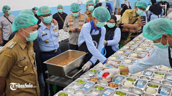DAPUR SPPG - Suasana di dapur Satuan Pelayanan Pemenuhan Gizi (SPPG) Penumping Laweyan Solo, belum lama ini. Dari total 17 SPPG atau dapur Makan Bergizi Gratis (MBG) yang telah beroperasi di Kota Solo, baru satu yang mengantongi Sertifikat Laik Higienis Sanitas (SLHS).