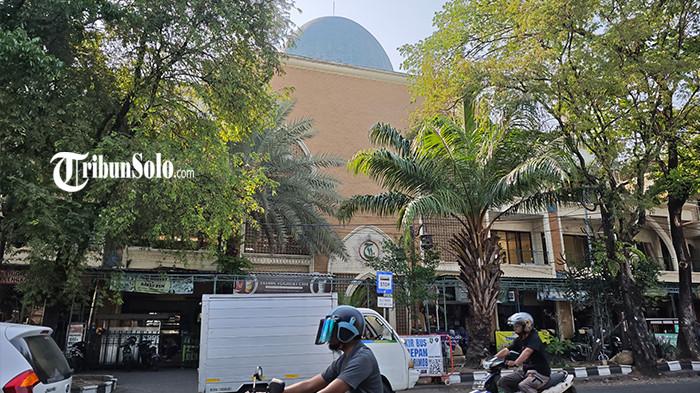 HAUL HABIB ALI - Suasana di depan Masjid Riyadh, Kecamatan Pasar Kliwon, Solo, jelang Haul Habib Ali bin Muhammad Al-Habsyi pada Rabu (8/10/2025). Acara haul akan melewati berbagai rangkaian acara mulai 9 Oktober 2025 dan berakhir pada 13 Oktober 2025.