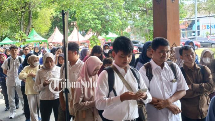 ANTRE. Suasana job fair di Pendapi Gede Balai Kota Solo, Rabu (29/10/2025).