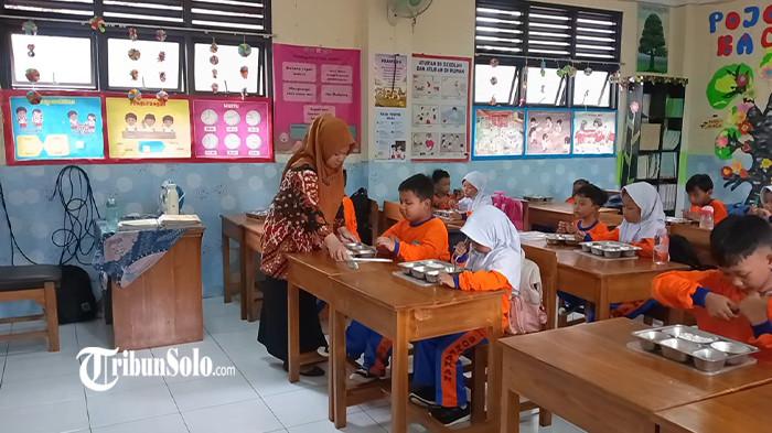 PROGRAM MBG - Suasana siswa-siswi kelas 1 A SDN Sondakan Solo saat menyantap Makan Bergizi Gratis (MBG), Rabu (30/9/2025). Indira Setia Eka, guru kelas tersebut tengah mengungkap suka duka menjadi garda terdepan program MBG.