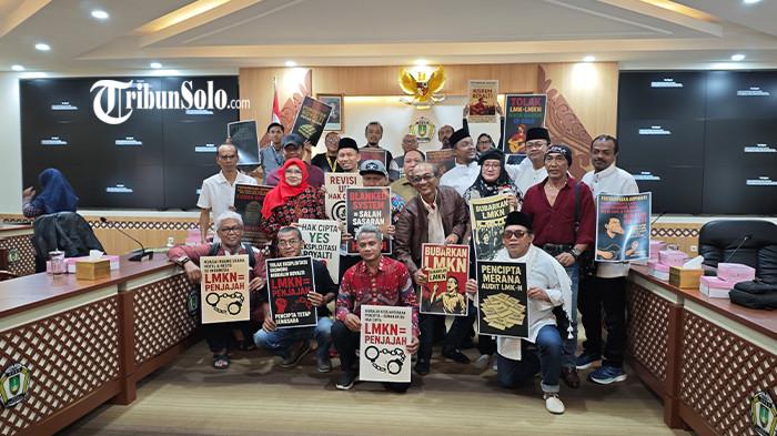 TUNTUT LMKN BUBAR - Sejumlah pegiat industri kreatif yang tergabung dalam Harmoni Hukum Surakarta mendatangi DPRD Surakarta, Jumat (22/8/2025). Mereka menuntut Lembaga Manajemen Kolektif Nasional (LMKN) untuk dibubarkan buntut dari kisruh yang terjadi.