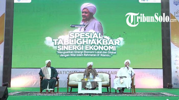 TABLIGH AKBAR. International Islamic Edu Fair 2025 menghadirkan tabligh akbar bersama Ulama Yaman Habib Umar bin Hafidz, Senin (13/10/2025) di Edutorium UMS. Habib Umar mengingatkan kepada para peserta agar selamat di hari kiamat. Salah satunya dengan tidak menelantarkan pendidikan, tarbiyah, hingga adab anak dan istri.