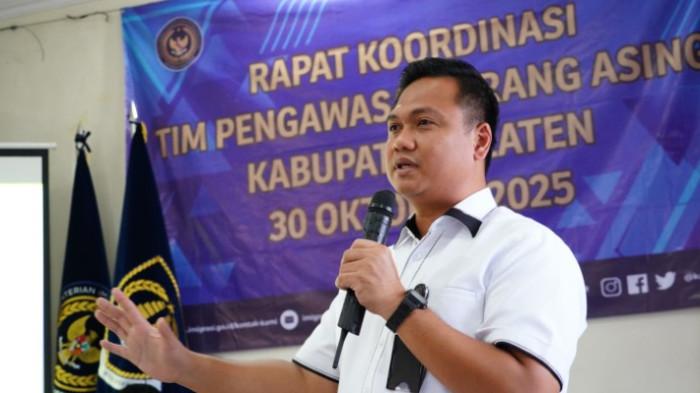Kantor Imigrasi Kelas I TPI Surakarta menggelar Rapat Koordinasi Tim Pengawasan Orang Asing (Tim PORA) Kabupaten Klaten yang berlangsung di New Merapi Resto, Klaten, pada Kamis (30/10/2025)